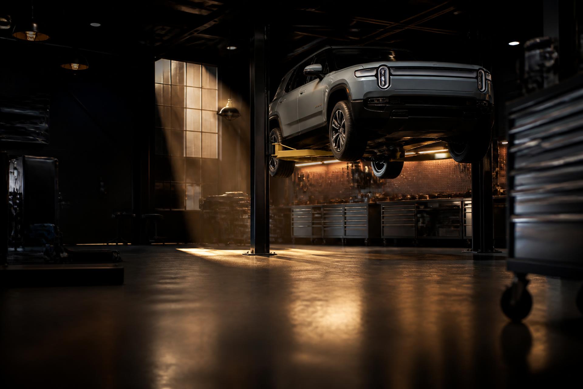 Atelier Bang Auto — véhicule sur pont élévateur, éclairage cinématique